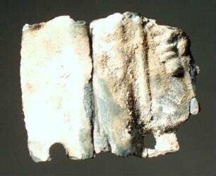 Fragment eines gepressten Blechs, rechts eine Hand