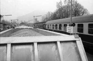 Gernsbach: Containerzug auf Fahrt durchs Murgtal