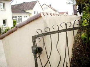 Kirchhofmauer im Süden im Querschnitt-Wehrgang mit Steinbrüstung im 19 Jh abgetragen und durch Regenschutz aus Dachziegeln ersetzt