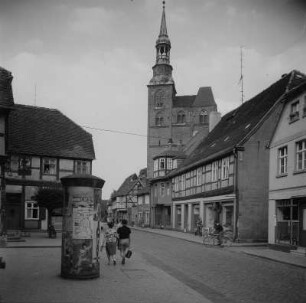 Tangermünde. Blick entlang einer Straße, im Hintergrund St. Stephanskirche