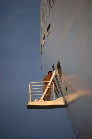Lotseneinstieg am italienischen Kreuzfahrtschiff "Musica"
