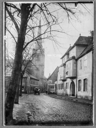 In Lützen vorm historischen Gutshof Zum Löwen