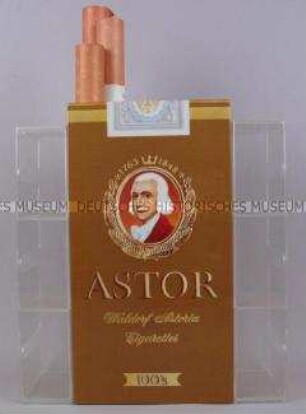Werbeaufsteller in Form einer übergroßen Zigarettenschachtel (Schachtelspender) für "Astor 100's"-Zigaretten