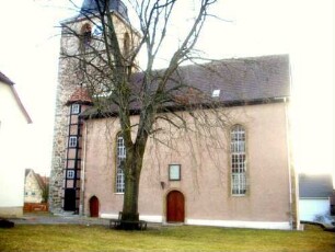 Ansicht von Norden mit Kirche (Kirchturm frühgotisch gegründet - Langhaus Jahr 1721 neu erbaut) über Traufseite