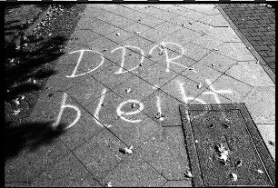 Straßenpflaster mit Inschrift "DDR bleibt"
