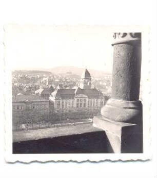 Bick vom Turm der Christuskirche über den Kaiser-Wilhelm-PLatz auf das ehem. Regierungsgebäude. Detmold. um 1910. sw-Papierabzug. vermutlich Fritz Priester. Sammlung Priester