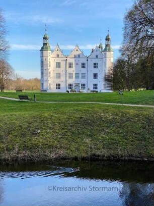 Ahrensburg: Herrenhaus (Museum Schloss Ahrensburg): Nordseite, davor Park und äußerer Graben