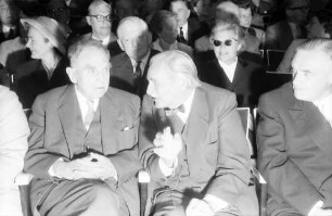 Chemiker: Otto Hahn, H. Hartmann, Th. Maunz, hinten Mitte: Frau Kuhn, Richard Kuhn, ?