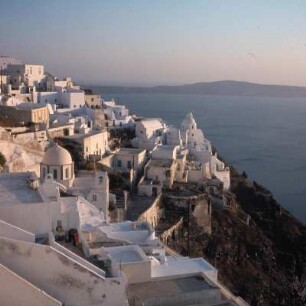 Thera = Santorini, Firá. Hauptort Firá, 260 m, 1.480 Einwohner. Alt- und Neubauten nach dem Erdbeben von 1956. Akrotirion. K1