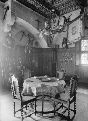 Meißen-Siebeneichen. Schloss Siebeneichen. Waffenzimmer mit der Fahne der Sächsischen Freiwilligen von 1813, auch "Sachsenbanner" oder "Körnerfahne" genannt