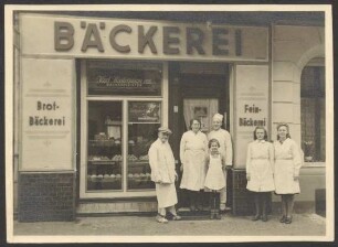 Ansichtskarte Schaufenster und Belegschaft der „Konditorei Biedermann“, Muskauer Straße 54