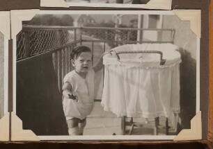 Christiane Zimmers Sohn Christoph steht neben einem Kinderwagen auf dem Balkon