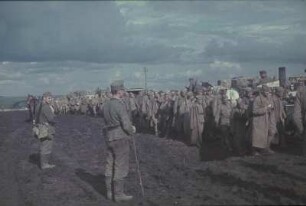 Zweiter Weltkrieg. Rußland, Oblast Belgorod. Nach den Kampfhandlungen. Zug sowjetischer Kriegsgefangener mit deutschen Bewachern