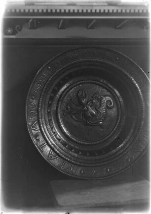 Taufschale mit Sirene mit Pfeil und Bogen, am Rand Inschrift mit Datum 1689