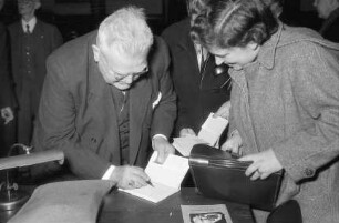 Freiburg: Dichter Wilhelm von Scholz gibt Autogramm