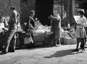 Reisefotos Italien. Neapel. Altstadt. Obst- und Gemüseverkäuderin auf dem Markt