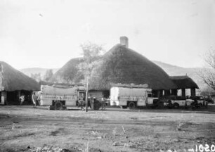 Nyassaland und Fort Jameson : Blick auf die Expeditionsfahrzeuge, Opel Lastwagen, vor einem Haus