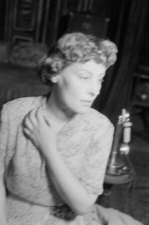 Szenenbilder aus dem Drama "Endstation Sehnsucht" von Tennessee Williams am Schlossparktheater Berlin-Steglitz : Soloaufnahme von Marianne Hoppe als Blanche DuBois