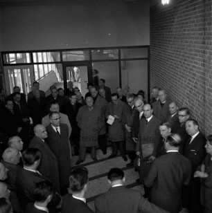 Reinfeld: Kreistagssitzung am 13. Februar 1962: Besichtigung der "Opal-Werke", Strumpffabrik Margaritoff & Schaffer GmbH: Vorhalle: Begrüßung der Abgeordneten und des Kreispräsidenten Friedrich Hardt durch Inhaber Heinz Schaffer