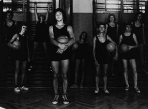 Gymnasiasten beim Sportunterricht