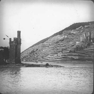 Bingerbrück (Bingen am Rhein-Bingerbrück). Blick vom linken Ufer über den Fluß mit Mäuseturm (1. H. 14. Jh.) nach Nordwest zur Ruine Ehrenfels