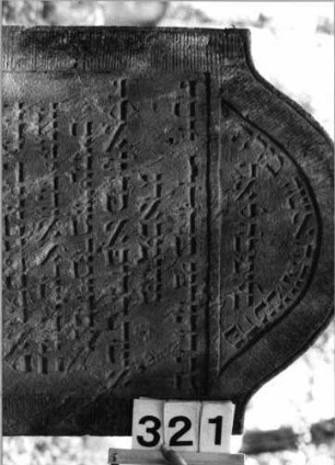 Grabstein 321 (Index: 99803496) Material: Sandstein Zustand: unten verwitt/Textverlust Maße HxBxT: 112x67x12 cm Beschreibung: Stele mit Karniesbogen und profiliertem Rand, Giebelfeld Besonderheit: Endreim: Grabstein 321 (Detailaufnahme 1)