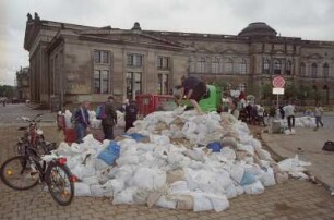 Dresden-Altstadt, Theaterplatz. Helfer beim Stapeln von Sandsäcken neben der Altstädter Wache