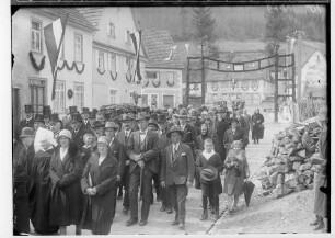 Primizfeier Heinzelmann in Stetten unter Holstein; Prozession durch einen geschmückten Torbogen