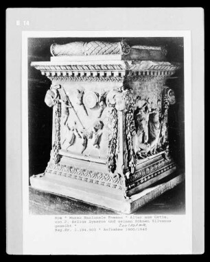 Altar, von P. Aelius Syneros und seinen Söhnen Silvanus geweiht — Romulus und Remus und die Hirten