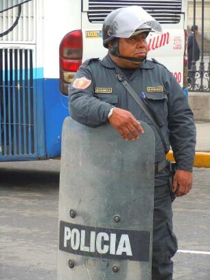 Lima - Polizeibeamter mit Schutzschild