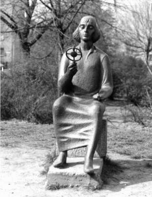 Denkmal für Nikolaus Kopernikus : Denkmal für Nikolaus Kopernikus. Bronze (vor 1990; H. Burschik). Frankfurt (Oder), vor Bischofstraße 10