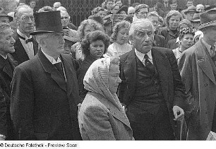 Ehrung für Max Reinhardt im Deutschen Theater Berlin und anschließende Straßenbenennung (Umbenennung der Karlstraße) : Gäste während des Festaktes zur Straßenbenennung, darunter Oberbürgermeister Arthur Werner (links)