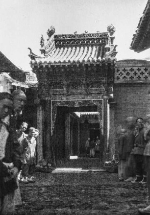 Tor im chinesischen Baustil : Ein Tor im chinesischen Baustil, vermutlich in der Stadt Ürümqi