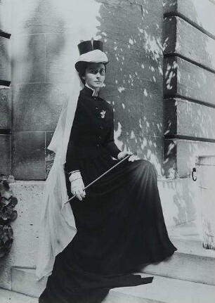 Madame de La Haye-Jousselin in einem Reitkostüm à la Elisabeth von Österreich von Pierre Balmain