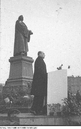 Denkmal für Martin Luther : Festredner vor geschmücktem Denkmal