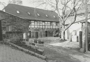 Mobschatz, Wohnstallhaus mit Scheune : Mobschatz (Kreis Meißen-Radebeul), Wohnstallhaus und Scheune, Dorfplatz 6, nach 1816, Straßenansicht