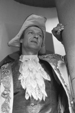 Schlossfestspiele Ettlingen. Gastspiel des Schauspielers Hans Kordeck in der Komödie "Der Lügner von Carlo Goldoni"