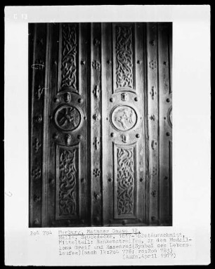 Stuckdecke mit Rankenwerk und Medaillons (Greif und Hasenrad)