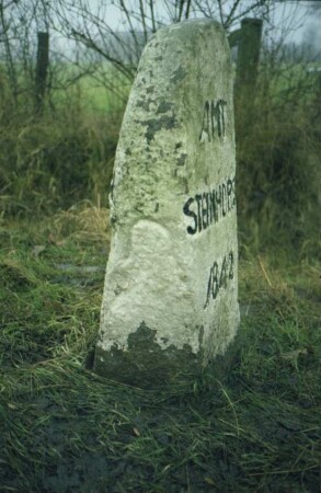 Klein Boden: an Westseite von Landesstraße 87, auf Grenze zu Groß Boden: Grenzstein [Nr. 24] zwischen Amt Rethwisch und Amt Steinhorst: Seite Steinhorst: auf Schmalseite Hufeisen-Symbol