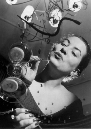 Die Frau des Forografen zu Silvester 1954. Fotografiert durch Glastisch