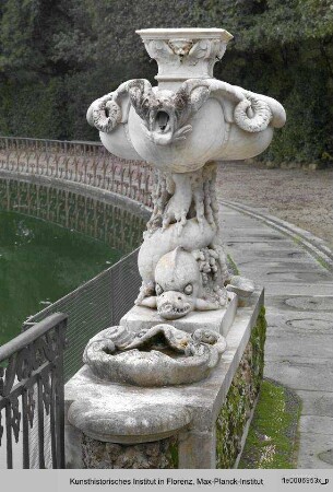 Brunnen mit Meeresungeheuern als Sockel