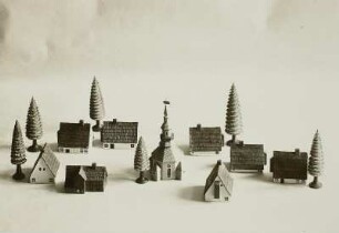 Ausstellungsstücke: Häuser mit Kirche (Seiffen), Staatliche Spielwarenschulen Seiffen und Grünhainichen