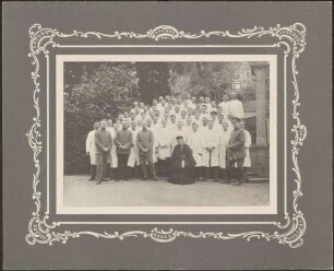 Baden-Baden, Lazarett Parkhotel, Großherzogin Luise mit Uniformierten und Patienten.