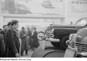 Besucher vor Automobilen