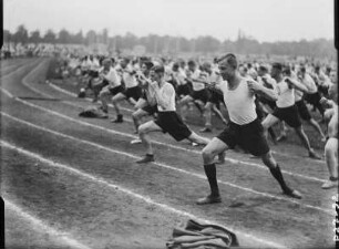 Dresden, Sportler bei der Vorführung auf einem Sportplatz, vermutlich Schüler