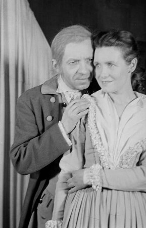 Szenenbilder aus dem Trauerspiel "Miss Sara Sampson" von Gotthold Ephraim Lessing im Theater am Schiffbauerdamm Berlin : Szene mit Thea Kämer als Sara Sampson