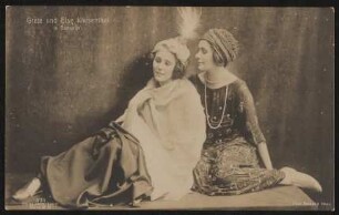 Grete und Elsa Wiesenthal im orientalischen Kostüm aus der Pantomime "Sumurûn" (Friedrich Freksa) am Deutschen Theater, sitzend