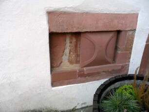 Stadtbild-Alte Färberei- Erdgeschoß - Kellerfenster mit steinerner Lade-Straßenseitig (Temperaturregulierung)