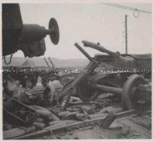 Wehrmachtssoldaten, Nach der Zerstörung, Überbleibsel eines russischen Munitionszuges nach einem deutschen Fliegerangriff