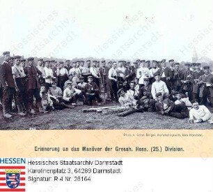 Militär, Hessen / Großherzoglich Hessische (25.) Division / Gruppenaufnahme zur Erinnerung an das Manöver